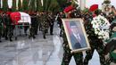 Anggota TNI mengiringi jenazah Menteri Pendayagunaan Aparatur Negara dan Reformasi Birokrasi (Menpan RB) Tjahjo Kumolo menuju lokasi pemakaman di Taman Makam Pahlawan Nasional, Kalibata, Jakarta, Jumat (1/7/2022). Menpan RB Tjahjo Kumolo meninggal dunia pada Jumat (1/7) sekitar pukul 11.10 WIB. (Liputan6.com/Helmi Fithriansyah)