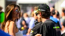 Valentino Rossi saat hadir langsung ke Sirkuit Red Bull Ring untuk menyaksikan balapan MotoGP Austria bersama sang kekasih, Francesca Sofia Novello. (Jure Makovec / AFP)