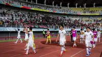 Ekspresi Timnas Indonesia U-17 gagal meraih kemenangan pada matchday terakhir babak penyisihan Grup A Piala Dunia U-17 2023. Garuda Muda takluk dari Timnas Maroko U-17 di Stadion Gelora Bung Tomo (GBT), Surabaya, Jawa Timur, Kamis (16/11/2023) malam WIB. (Bola.com/Bagaskara Lazuardi)