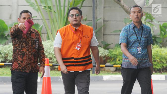 Pengacara Arif Fitrawan (tengah) tiba untuk pemeriksaan di gedung KPK, Jakarta, Rabu (12/12). Arif Fitrawan menjalani pemeriksaan perdana setelah ditetapkan sebagai tersangka dugaan suap penanganan perkara di PN Jakarta Selatan. (Merdeka.com/Dwi Narwoko)