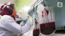 Petugas melakukan pengecekan darah hasil donor di PMI Kota Tangerang, Kamis (28/5/2020). PMI tetap melayani donor darah untuk memenuhi kebutuhan darah. (Liputan6.com/Angga Yuniar)