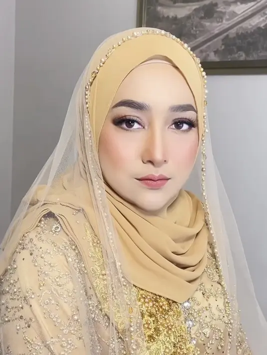 Saat akad, tampilan makeupnya tak jauh berbeda. Hanya saja MUA Balikpapan Bidury Beauty memomes tulang pipi dengan eyeshadow coralnya. Dan lipstik mattenya. @bidurybeauty