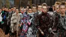 Sejumlah model berjalan memperagakan busana kreasi Chanel untuk koleksi pakaian fall / winter 2018/2019 di Paris, Prancis (6/3). (AP Photo / Thibault Camus)