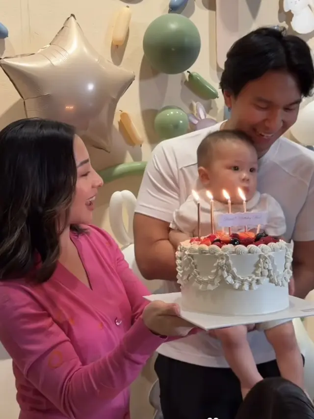 Nikita Willy Rayakan Ulang Tahun Pertama Anak-2 pakai cardigan. [ @nonawilly16]