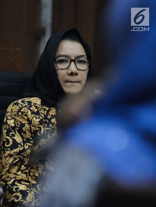 Terdakwa gratifikasi dan suap pemberian izin lokasi perkebunan kelapa sawit, Rita Widyasari menyimak keterangan saksi pada sidang lanjutan di Pengadilan Tipikor, Jakarta, Rabu (16/5). Sidang mendengar keterangan saksi. (Liputan6.com/Helmi Fithriansyah)