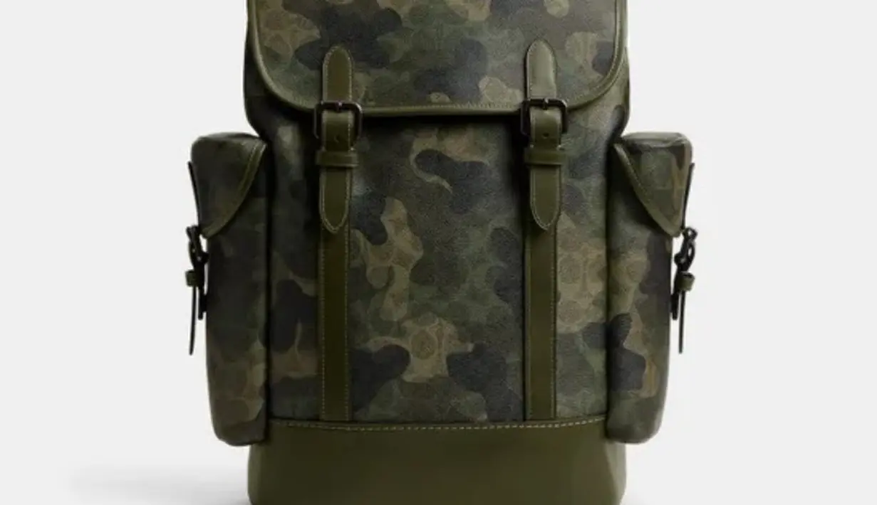 Tas ini dapat menampung laptop hingga 15 inci, serta dilengkapi kantong multifungsi di bagian dalam dan kantong samping pada bagian luar untuk akses cepat ke barang-barang penting seperti kunci dan earphone.  [Coach]