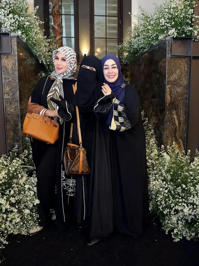 6 Outfit Gamis Ala Marini Zumarnis, Inspirasi Gaya untuk Usia Hampir 50 Tahun