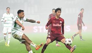 Aksi Dean James bersama Go Ahead Eagles pada ajang Liga Europa melawan RB Salzburg. (BARBARA GINDL / APA / AFP)