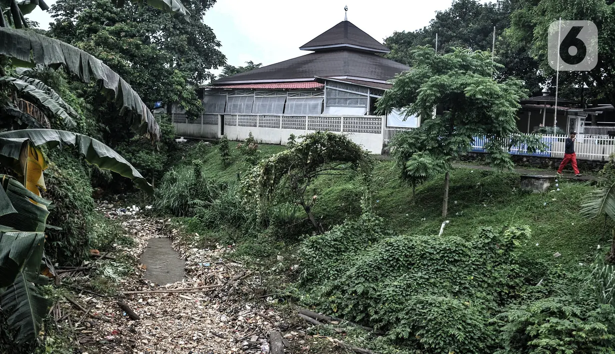 Kondisi tumpukan sampah yang memenuhi aliran Kali Baru, Jalan Raya Bogor, Cimanggis, Depok, Jawa Barat, Minggu (24/1/2021). Sudah lebih dari 5 bulan sampah yang didominasi limbah rumah tangga dan batang pepohonan memenuhi aliran Kali Baru hingga sepanjang 300 meter. (merdeka.com/Iqbal S. Nugroho)