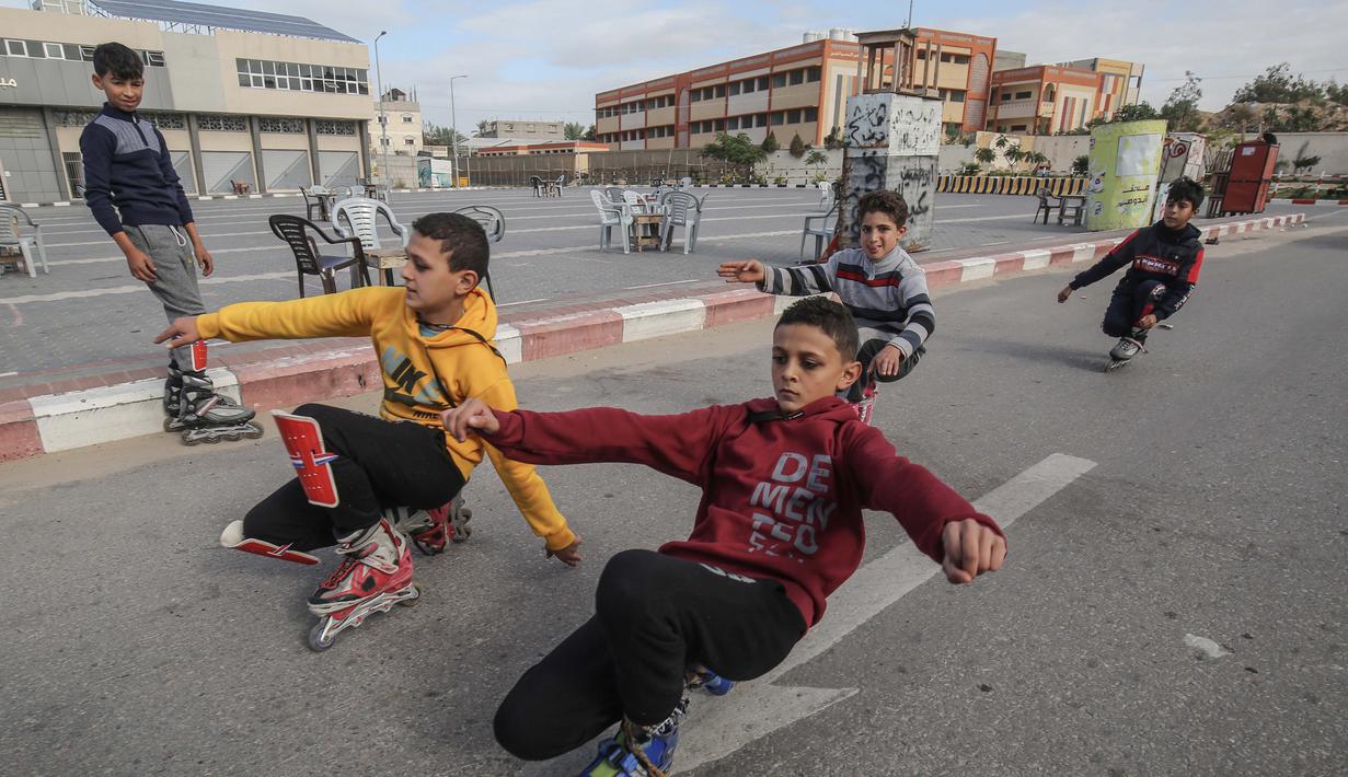 Pemuda Palestina melakukan gaya bebas saat bermain sepatu roda dijalanan kawasan Khan Younis, Jalur Gaza, Selasa (19/1/2021). (AFP/Said Khatib)