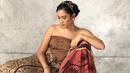 Dian Sastrowardoyo melakukan pemotretan untuk Hari Batik Nasional. Ia juga mengungkapkan kebanggaannya terhadap kain khas Indonesia itu. (Liputan6.com/IG/@therealdisastr)