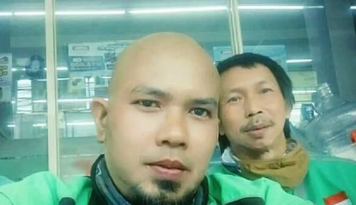 Memiliki paras seperti selebritas menjadi berkah tersendiri bagi Choky S Butar Butar. Choky mendadk viral karena parasnya disebut mirip Ahmad Dhani. Gaya rambutnya yang plontos disertai berjanggut kian membuat Choky bak pinang dibelah dua dengan Ahmad Dhani. (Liputan6.com/FB/Choky S Butar Butar)