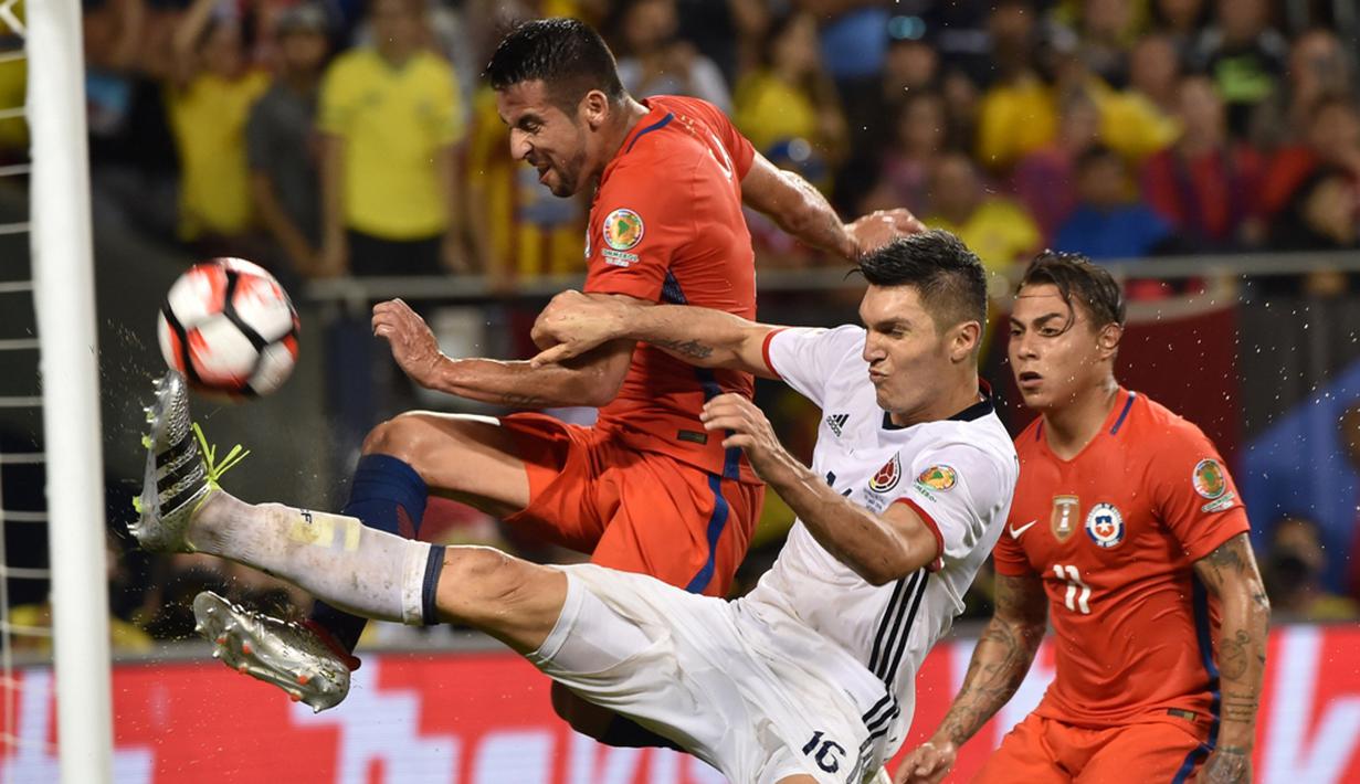 Duel antara pemain Cile dan Kolombia pada laga semifinal Copa America Centenario 2016 di Stadion Soldier Field, Chicago, AS, Kamis (23/6/2016) pagi WIB. (AFP/Nelson Almeida)