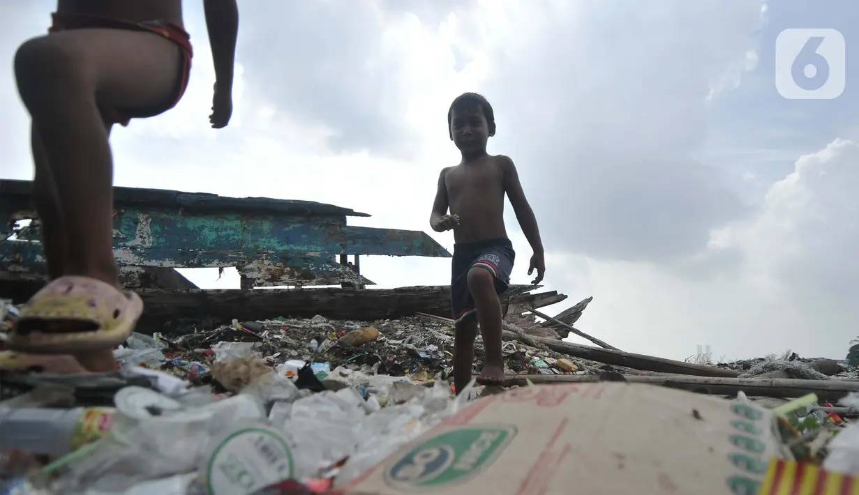 Sampah tersebut berasal dari beberapa aliran sungai di Jakarta, termasuk dari kepulauan Seribu. (merdeka.com/Imam Buhori)
