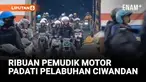 RIBUAN PEMUDIK MOTOR DARI PELABUHAN CIWANDAN PADATI PELABUHAN BAKAUHENI