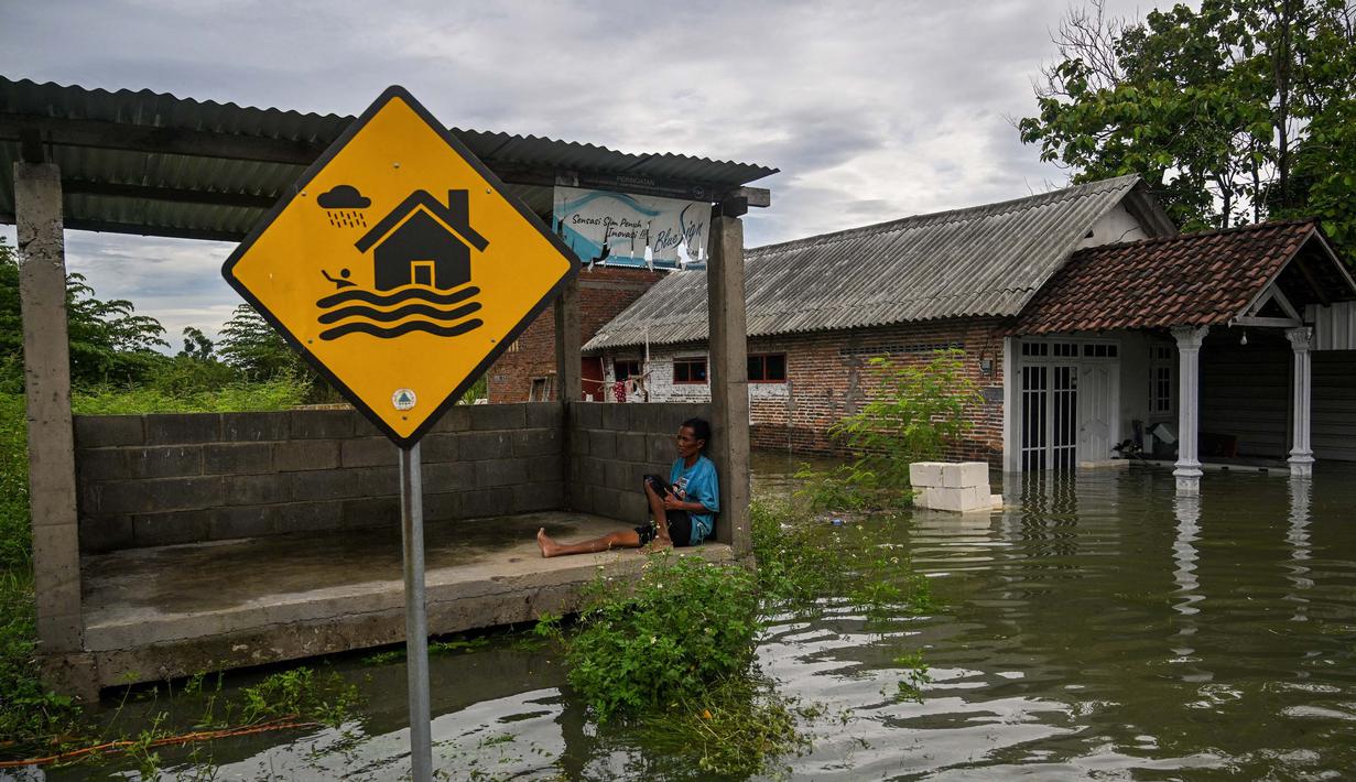 Banjir di wilayah Tempuran, Mojokerto, Jawa Timur, terjadi sejak Sabtu (7/12/2024) lalu. Hingga Senin (9/12/2024) ketinggian air meninggi dan merendam bangku sekolah. (Juni KRISWANTO/AFP)