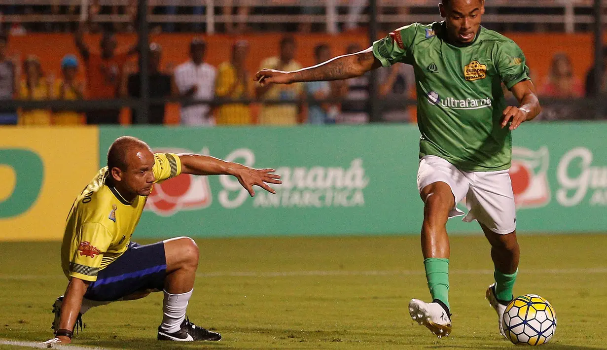 Gelandang Brasil, Gabriel Jesus, berusaha melewati Leo pada laga amal. Pertandingan amal yang diikuti sejumlah atlet Brasil ini dilakukan untuk mengenang para pemain Chapecoense yang menjadi korban kecelakaan pesawat. (Reuters/Leonardo Benassatto)