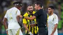 Ittihad FC, Karim Benzema melakukan protes terhadap keputusan wasit pada laga lanjutan Liga Arab Saudi melawan Al Nassr di King Abdullah Sports City, Jeddah, Arab Saudi, Sabtu (07/12/2024) dini hari WIB. (AFP)