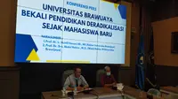 Wakil Rektor III Universitas Brawijaya Malang, Abdul Hakim (baju putih) memberikan keterangan&nbsp;terkait penangkapan salah seorang mahasiswanya karena dugaan terorisme (Liputan6.com/Zainul Arifin)