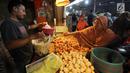 Pedagang telur melayani pembeli di Pasar Kebayoran Lama, Jakarta, Senin (1/10). Badan Pusat Statistik (BPS) mencatat pada bulan September 2018 terjadi deflasi sebesar 0,18 persen. (Liputan6.com/Johan Tallo)