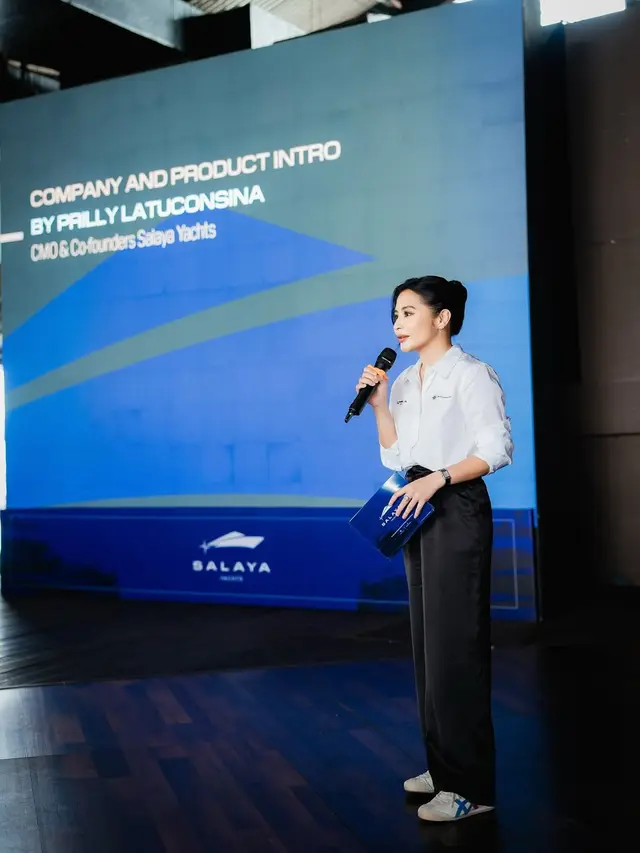 6 Inspirasi Outfit Baju Kantor Ala Prilly Latuconsina, Kasual hingga Formal