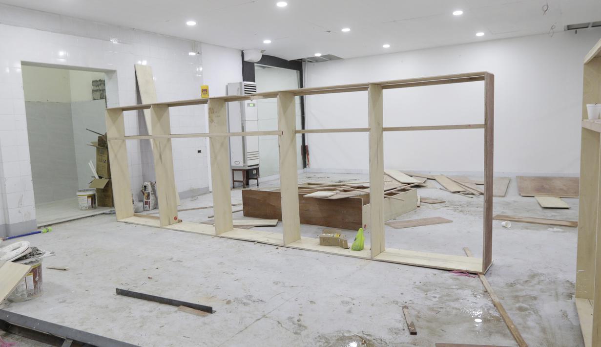 Suasana ruang ganti di Stadion Rizal Memorial, Manila, Senin (25/11). Meski akan digunakan besok untuk cabang sepak bola SEA Games 2019 namun kondisinya masih belum layak. (Bola.com/M Iqbal Ichsan)