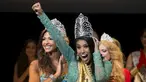 Ashley Burnham, kontestan dari Kanada mengekspresikan kegembiraannya saat dinobatkan sebagai pemenang ajang Mrs Universe 2015 di Minsk, Belarus, Sabtu (29/8/2015). (REUTERS/Vasily Fedosenko)