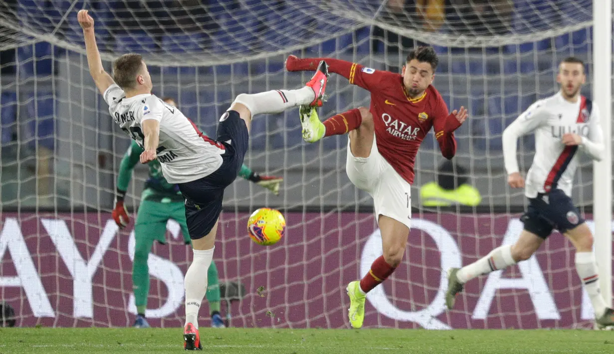 Pemain AS Roma Henrikh Mkhitaryan (kanan) dan pemain Bologna Mattias Svanberg berebut bola pada pertandingan pekan ke-23 Serie A Liga Italia di Olimpico Stadio, Roma, Italia, Jumat (7/2/2020). AS Roma kalah dari Bologna 2-3. (AP Photo/Gregorio Borgia)