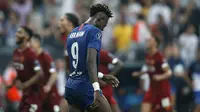 Penyerang Chelsea, Tammy Abraham tertenduk lesu usai gagal mengeksekusi tendangan penalti saat melawan Liverpool pada pertandingan Piala Super Eropa 2019 di Besiktas Park, di Istanbul (15/8/2019). Chelsea kalah lewat adu penalti atas Liverpool 5-4 (2-2). (AP Photo/Emrah Gurel)