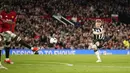 Gelandang Newcastle United, Lewis Hall mencetak gol kedua timnya ke gawang Manchester United pada laga tunda pekan ke-34 Liga Inggris 2023/2024 di Old Trafford Stadium, Manchester, Rabu (15/5/2024). (AP Photo/Dave Thompson)