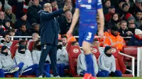 Pelatih Chelsea, Maurizio Sarri memberi instruksi ke para pemainnya saat bertanding melawan Arsenal pada lanjutan Liga Inggris di stadion Emirates di London (19/1). Arsenal menang 2-0 atas Chelsea. (AP Photo/Frank Augstein)