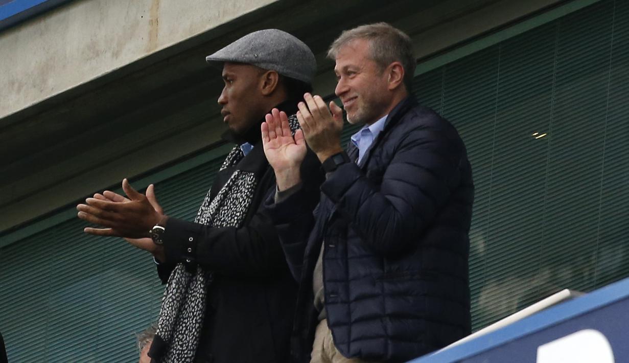 Mantan Pemain Chelsea, Didier Drogba  dan Pemailik Chelsea, Roman Abramovich merayakan kemenangan Chelsea atas Sunderland di Stadion Stamford Bridge, London, Sabtu (19/12/2015). (AFP Photo/Ian Kington)