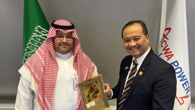 CEO ACWA Power Marco Arcelli menyerahkan Surat Pernyataan Minat (Letter of Intent/LoI) berinvestasi di IKN Nusantara kepada Otorita IKN dalam Forum Saudi-Indonesian Roundtable yang diselenggarakan di Ibu Kota Riyadh, 19 Oktober 2023. (DOk OIKN)