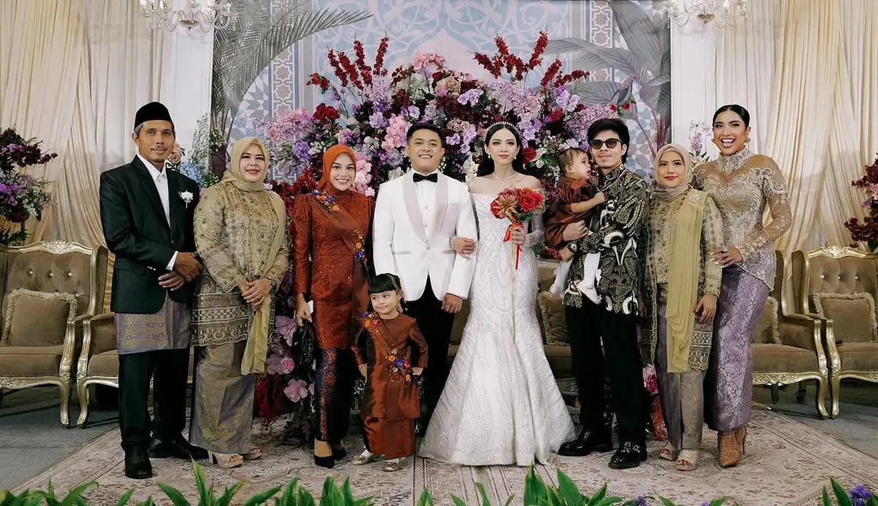 Ameena dan Azura Atta kompak kenakan set kebaya kurung dan rok panjang polos merah bata. Duplikasi gaya sang ibu, kedua bocah menggemaskan itu juga kenakan selendang berpayet [@aurelie.hermansyah]