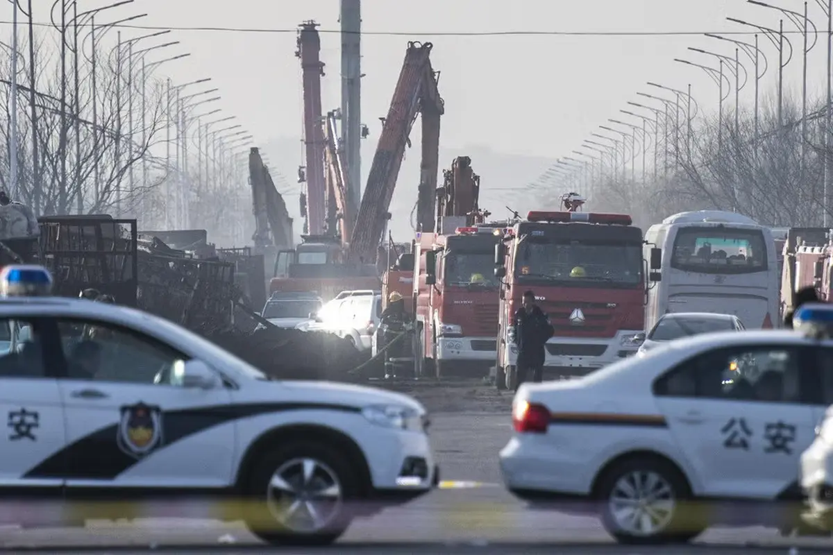 Polisi dan petugas pemadam kebakaran China bekerja di lokasi setelah ledakan di dekat pabrik kimia di Zhangjiakou, sekitar 200 km barat laut Beijing, 28 November 2018 (Fred Dufour/ AFP)
