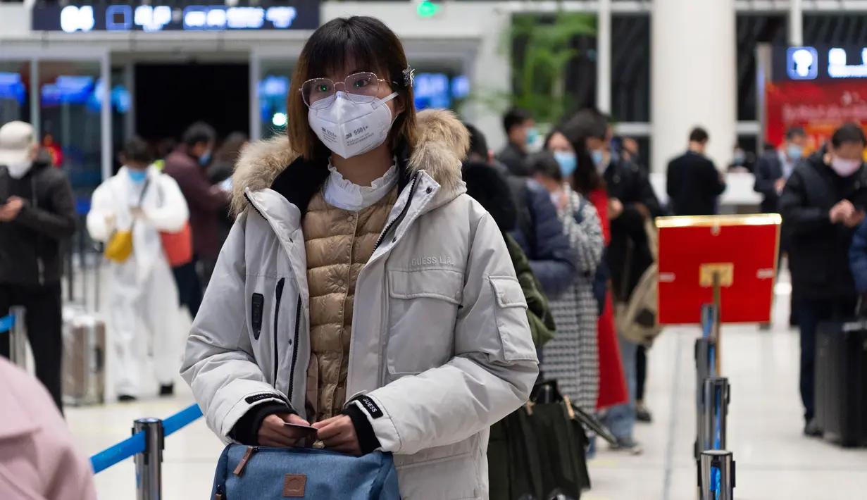 Penumpang wanita menunggu untuk check in di Bandara Liuji di Kota Xiangyang, Provinsi Hubei, China (29/3/2020). Layanan penerbangan penumpang domestik kembali beroperasi di Hubei, wilayah yang sempat terdampak COVID-19, kecuali layanan di Bandara Internasional Tianhe Wuhan. (Xinhua/Xie Jianfei)