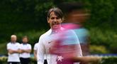 Pelatih Inter Milan, Simone Inzaghi menyaksikan pemainnya berlari selama sesi latihan tim  di tempat latihan klub di Appiano Gentile, utara Milan, pada 5 Juni 2023. (AFP/Gabriel Bouys)