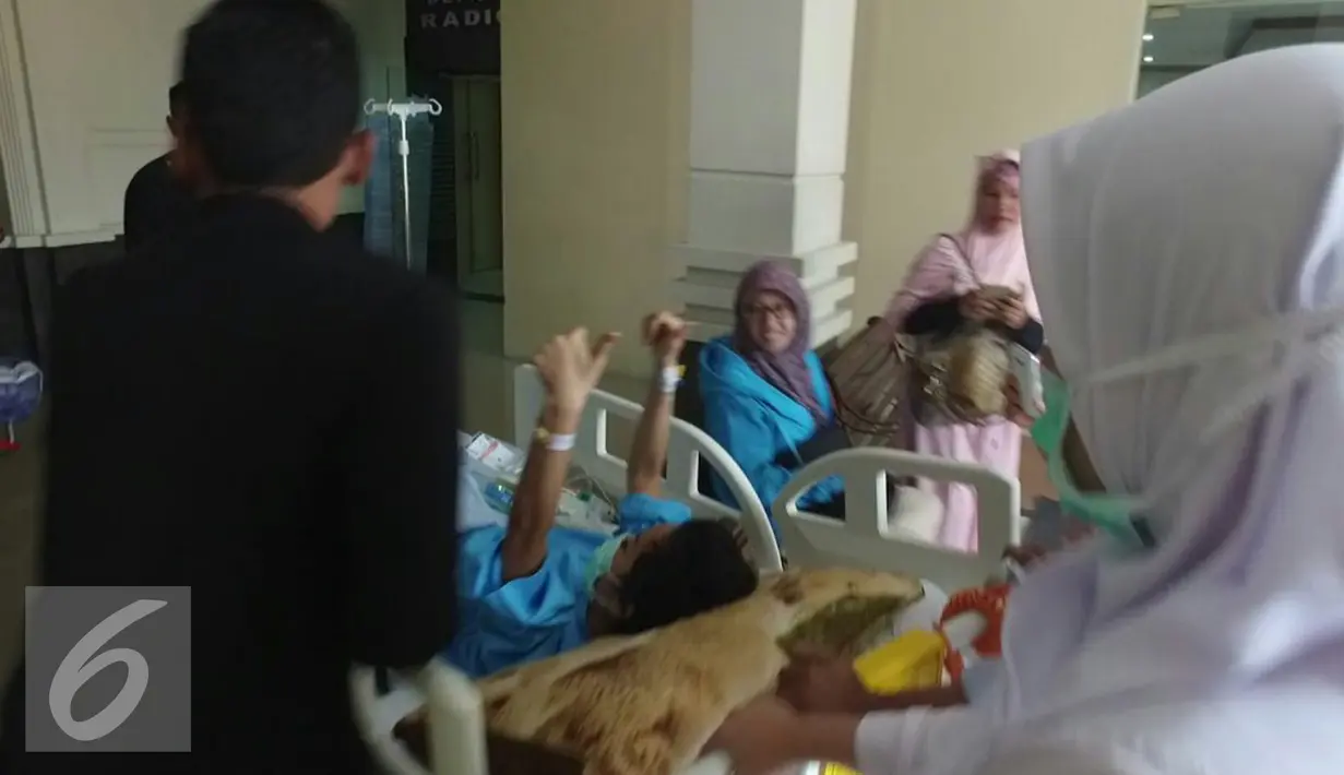 Julia Perez menyapa awak media usai menjalani pemeriksaan MRI di RSCM, Jakarta, Rabu (28/12). Julia Perez masuk rumah sakit sejak pekan lalu. Sebelumnya, Jupe sempat merasakan sakit di bagian kakinya. (Liputan6.com/Herman Zakharia)