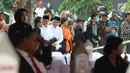 Warga menghadiri pemakaman Presiden ke-3 RI BJ Habibie di TMP Kalibata, Jakarta, Kamis (12/9/2019). Rencananya, Habibie akan dimakamkan pukul 13.30 WIB. (Liputan6.com/Herman Zakharia)