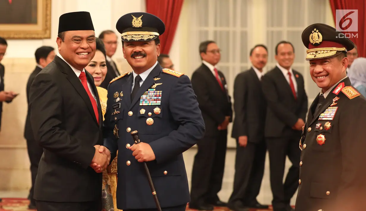 Menteri Pendayagunaan Aparatur Negara dan Reformasi Birokrasi (PANRB) Syafruddin (kiri) bersalaman dengan Panglima TNI Marsekal Hadi Tjahjanto usai dilantik di Istana Negara, Jakarta, Rabu (15/8). (Liputan6/HO/Pian)