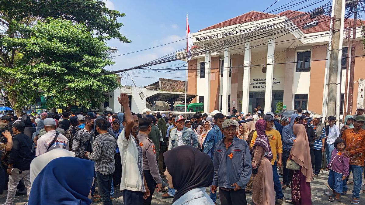 Massa Pendukung Bupati Pati Nonaktif Sudewo Kepung Pengadilan, Ini Tuntutannya