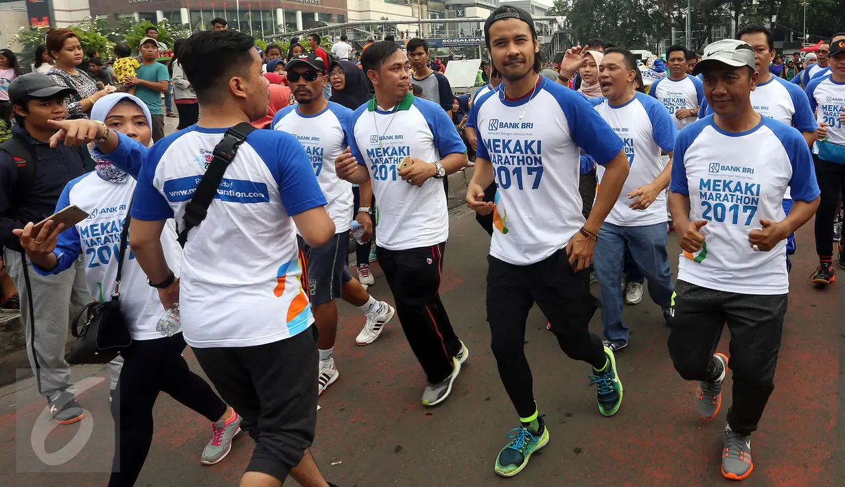 Bupati Lombok Barat, Fauzan Khalid bersama artis Chico Jericho melakukan lari bersama di Kawasan HBKB Bunderan Hotel Indonesia Jakarta, Minggu (2/4). Acara tersebut berlangsung akan berlangsung pada pada tanggal 30 April 2017. (Liputan6.com/Johan Tallo)