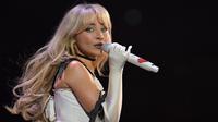 Sabrina Carpenter tampil di atas panggung dalam acara Jingle Ball 2023 iHeartRadio Power 96.1 di State Farm Arena pada tanggal 14 Desember 2023 di Atlanta, Georgia. (Derek White/Getty Images via AFP)