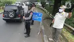 Angota Brimob bersama tim gabungan melakukan penyekatan kendaraan menuju Jakarta di Kelapa Dua, Jagakarsa, Jakarta Selatan, Rabu (27/05/2020). Masyarakat yang akan memasuki Jakarta wajib mempunyai Surat Izin Keluar Masuk (SIKM), jika tidak akan diminta putar balik. (merdeka.com/Arie Basuki)