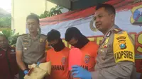 Polres Kediri mengamankan dua pemuda lantaran telah memperkosa seorang gadis dalam keadaan mabuk secara bergiliran. (Liputan6.com/ Dian Kurniawan)