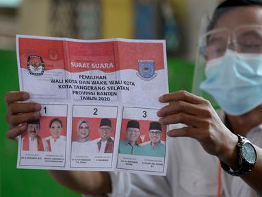 Petugas KPPS melakukan penghitungan suara di TPS 36 Perumahan Griya Pamulang 2, Tangerang Selatan, Rabu (9/12/2020). Sebanyak 976.019 orang terdaftar dalam Daftar Pemilih Tetap (DPT) pada Pilkada Tangsel 2020 yang diikuti tiga pasang calon Wali Kota dan Wakil Wali Kota (merdeka.com/Dwi Narwoko)