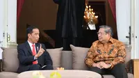 Presiden Joko Widodo saat berbincang dengan Presiden RI ke-6 Susilo Bambang Yudhoyono di Istana Merdeka, Jakarta,  Jumat (27/10). Keduanya melakukan pertemuan di teras belakang Istana Merdeka. (Laily Rachev / Biro Pers Setpres)