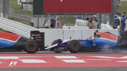 Pebalap Manor Racing asal Indonesia, Rio Haryanto, mengalami kerusakan sayap depan di lap ke-7 balapan F1 GP Jerman di Sirkuit Hockenheim, (31/7/2016). (Bola.com/Twitter/F1)