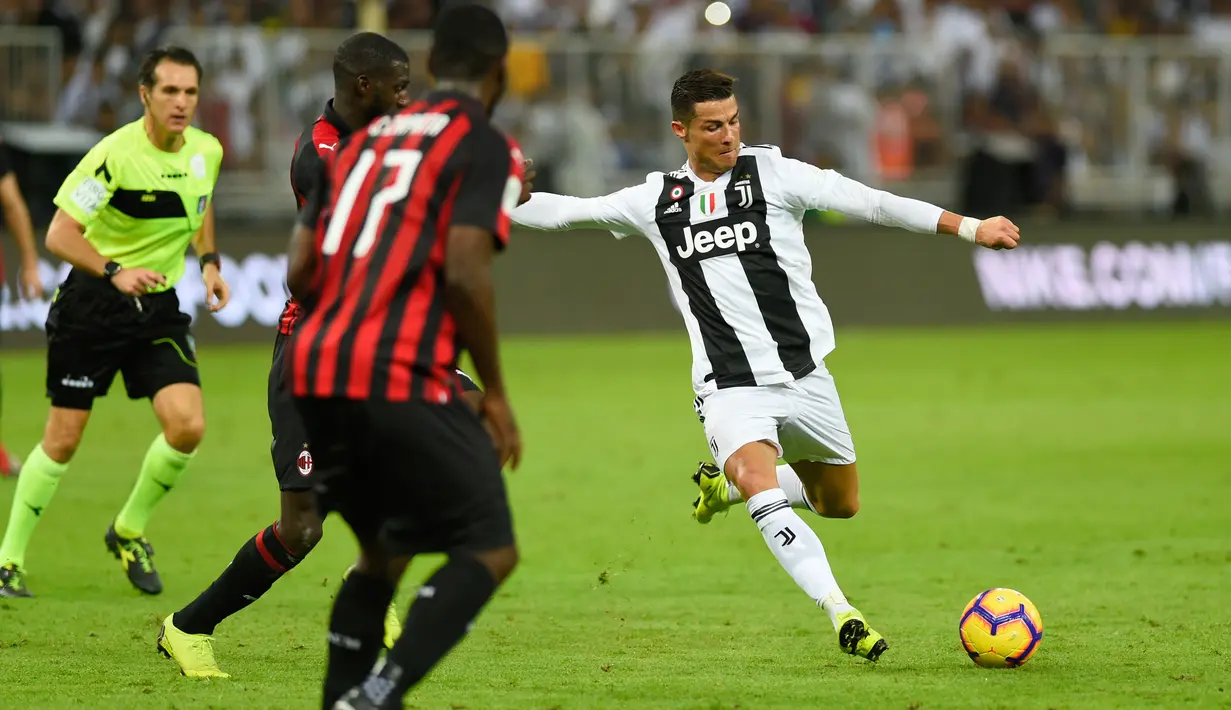 Striker Juventus, Cristiano Ronaldo menendang bola selama laga Piala Super Italia 2018 melawan AC Milan di Stadion King Abdullah Sports City, Kamis (17/1). Juventus keluar sebagai kampiun dengan meraih kemenangan tipis 1-0. (AP Photo)
