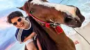El juga terlihat begitu santai saat berada di atas kuda. Sambil menikmati pantai pasir putih dan sunset, pun tampak begitu bahagia. (Liputan6.com/IG/@elelrumi)